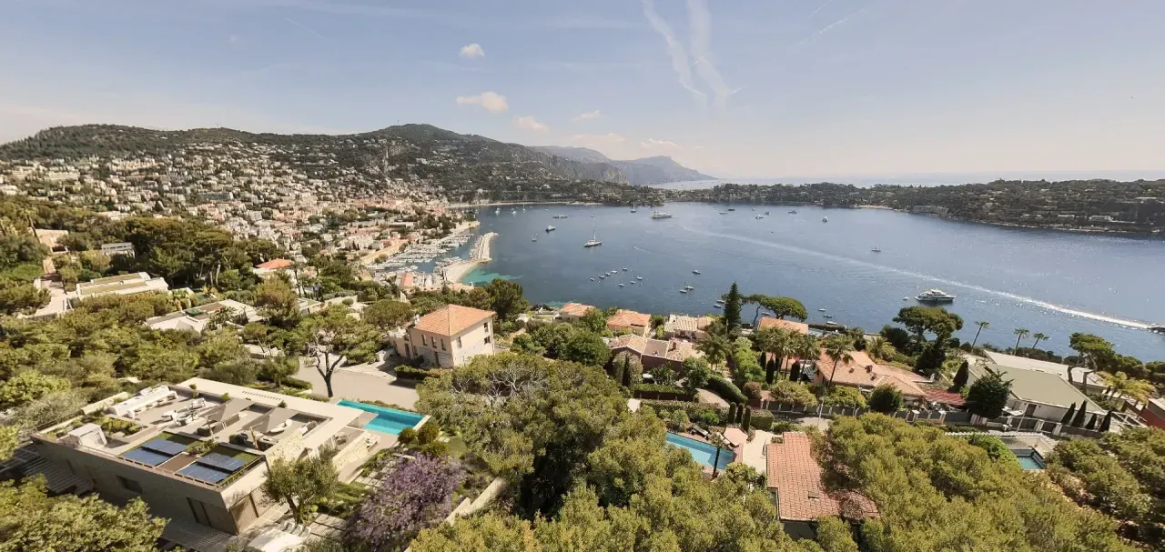 Panorama intérieur à 360 degrés d’un appartement aménagé avec séjour, cuisine et repères de navigation