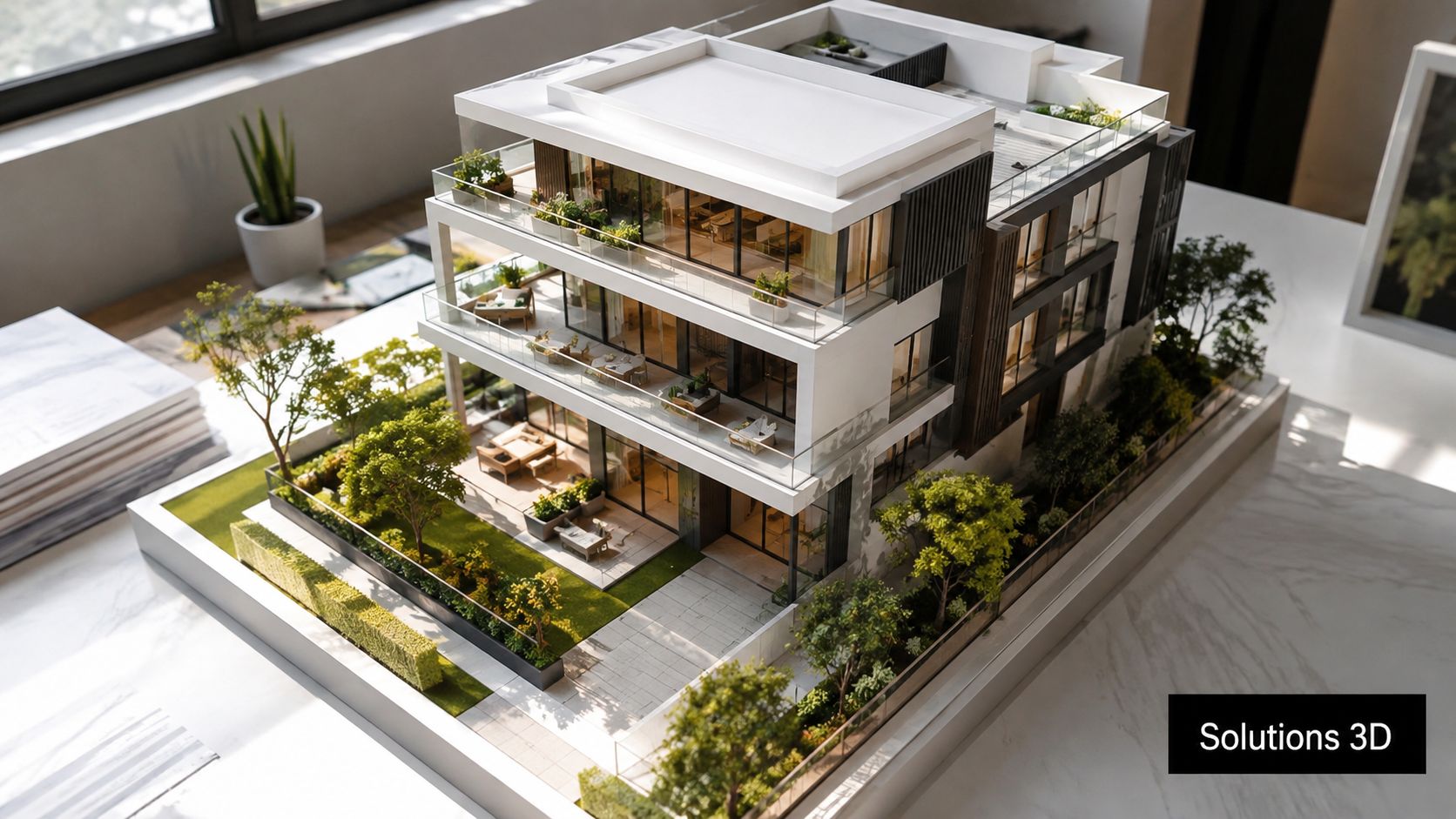 Une maquette architecturale détaillée d'un bâtiment résidentiel moderne avec des balcons, des terrasses et un aménagement paysager.