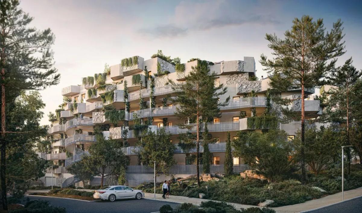 Perspective extérieure au niveau de la rue montrant une façade à balcons végétalisés, des arbres et un cheminement