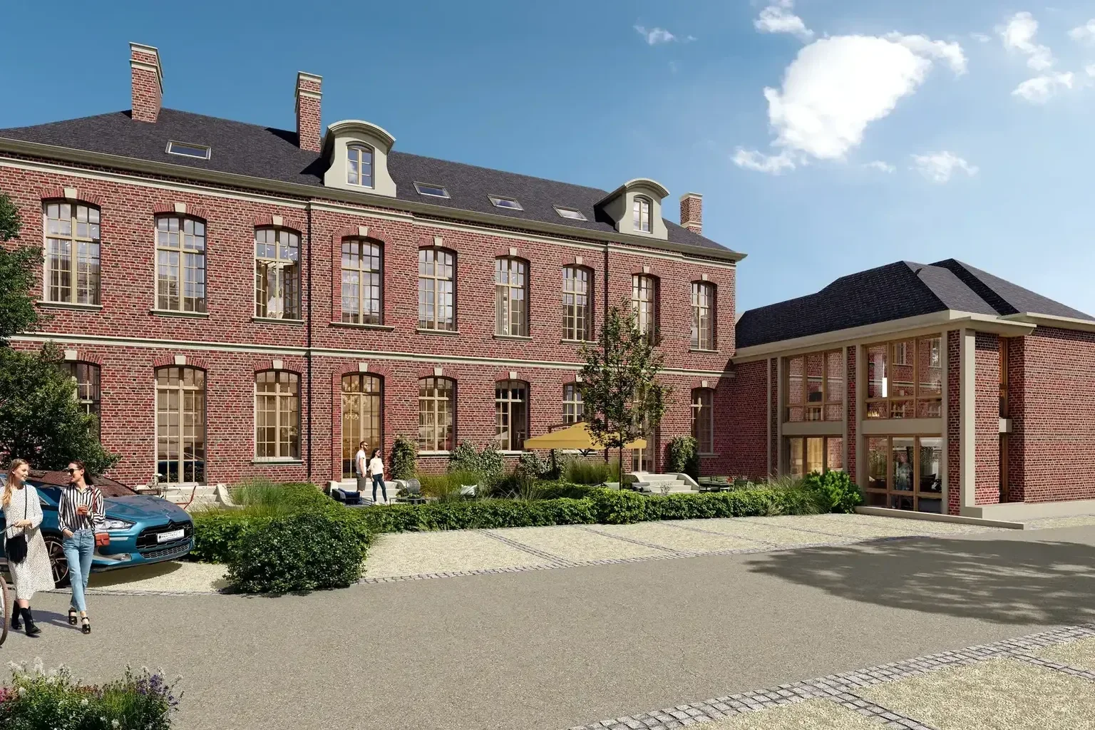 Image de synthèse extérieure d'un bâtiment ancien en brique rouge prolongé par une aile vitrée, avec cour paysagée et piétons