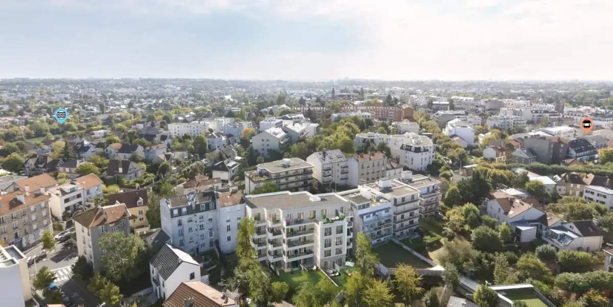 Panorama aérien à 360° d'un quartier résidentiel avec immeubles et jardins, ponctué d'icônes de repérage des points d'intérêt